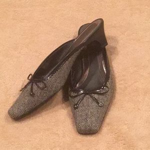 Liz Claiborne Black Slides Size 9.5